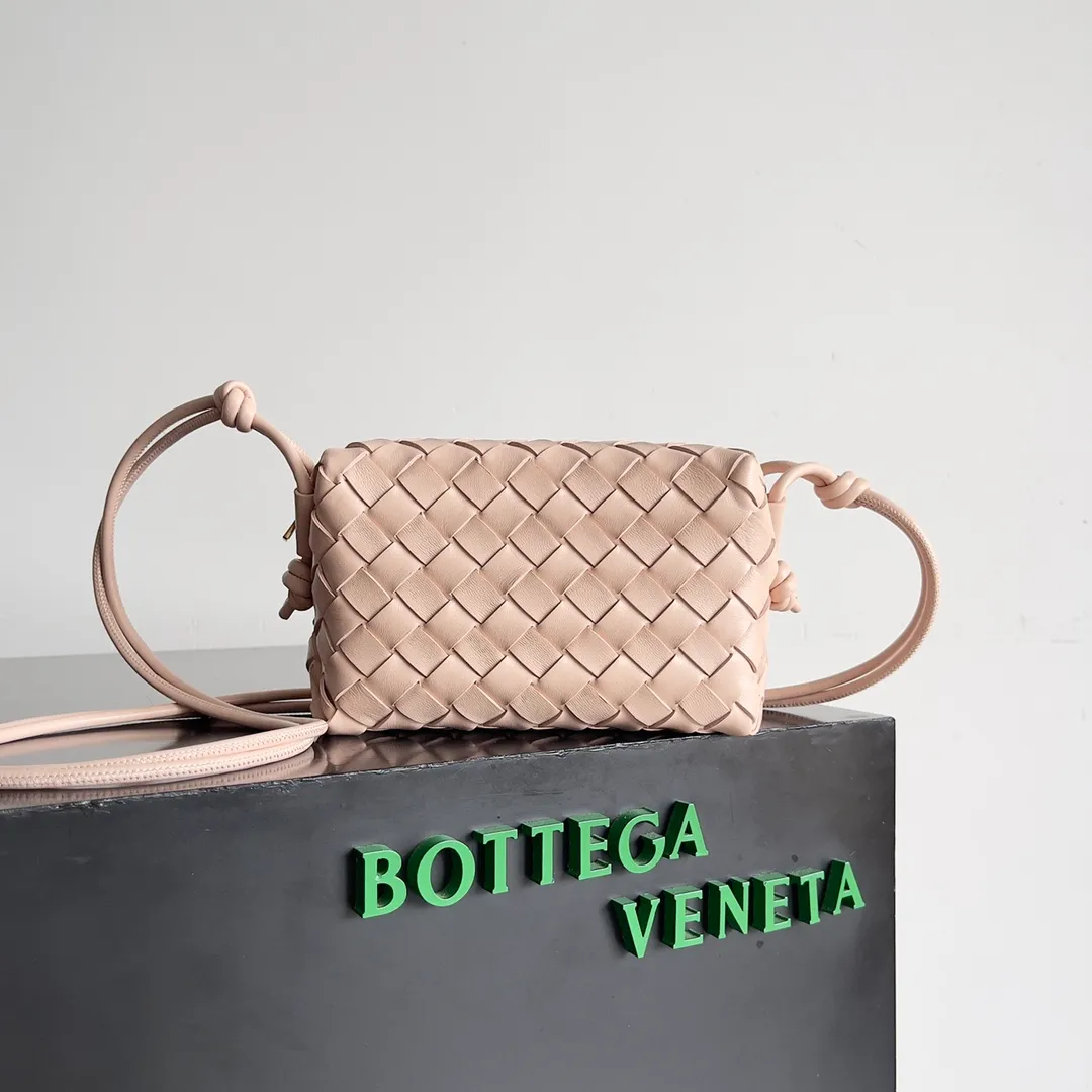 Batch 1560 New version and new color (third generation) 𝗕𝗼𝘁𝘁𝗲𝗴𝗮 𝗩𝗲𝗻𝗲𝘁𝗮———— The latest version of the loop camera bag💥 at the BV King of Cost-Effectiveness counter, large woven texture➕As always, ultra-high-quality lambskin, with zippers and adjustable drawstrings, it is especially suitable for the belly💫It can fit anything, and it is very light in weight. It is suitable for girls of all ages. Size: 17*10*6cm Style number: 723547